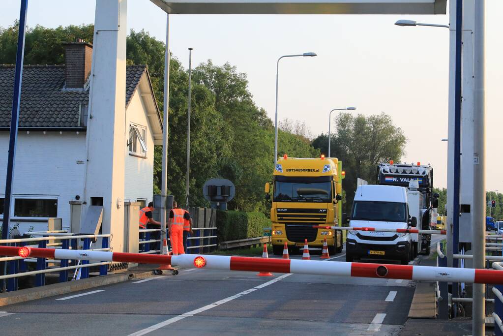 Verkeersopstopping Eembrug na kapotte slagboom