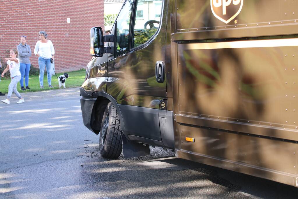 Bestuurster gewond na aanrijding met bestelwagen