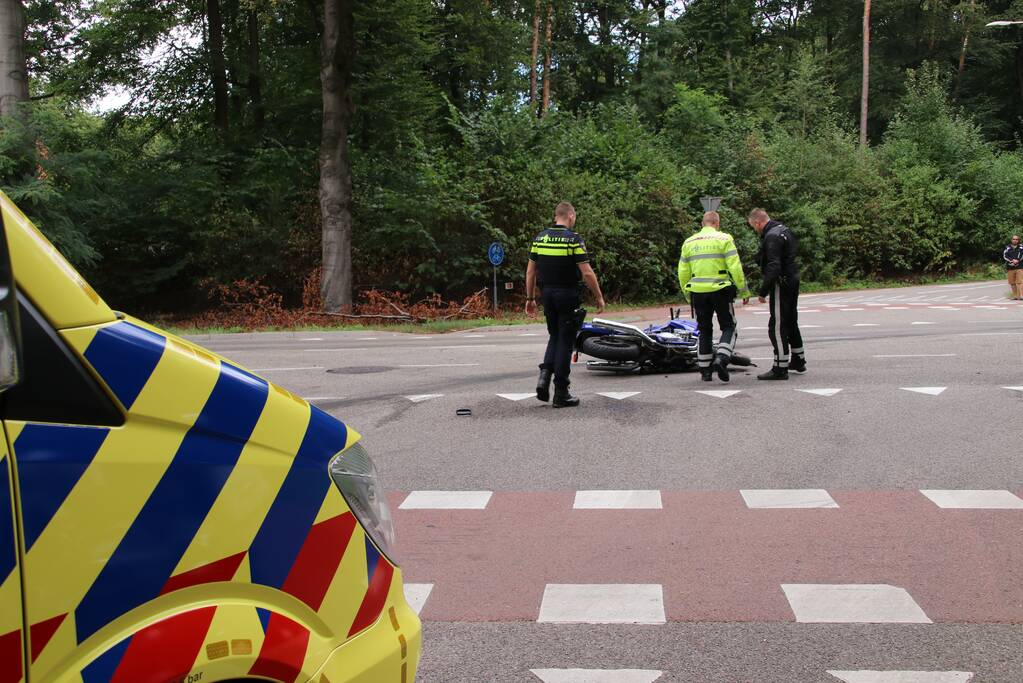 Motorrijder gewond na botsing met afslaande auto