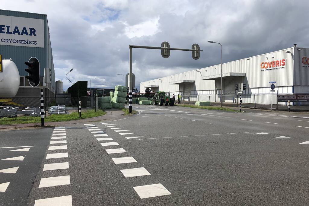 Trekker geschaard over de weg