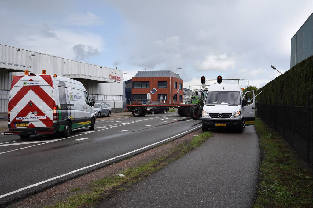 Trekker geschaard over de weg