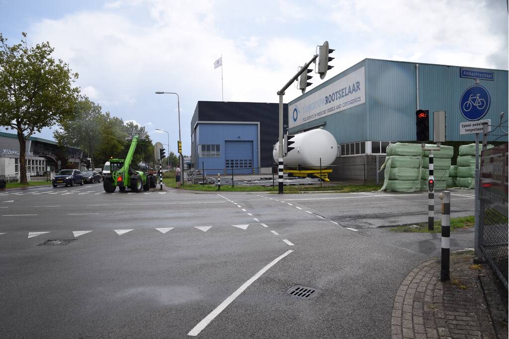 Trekker geschaard over de weg