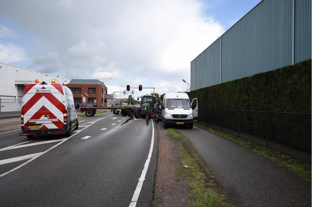 Trekker geschaard over de weg