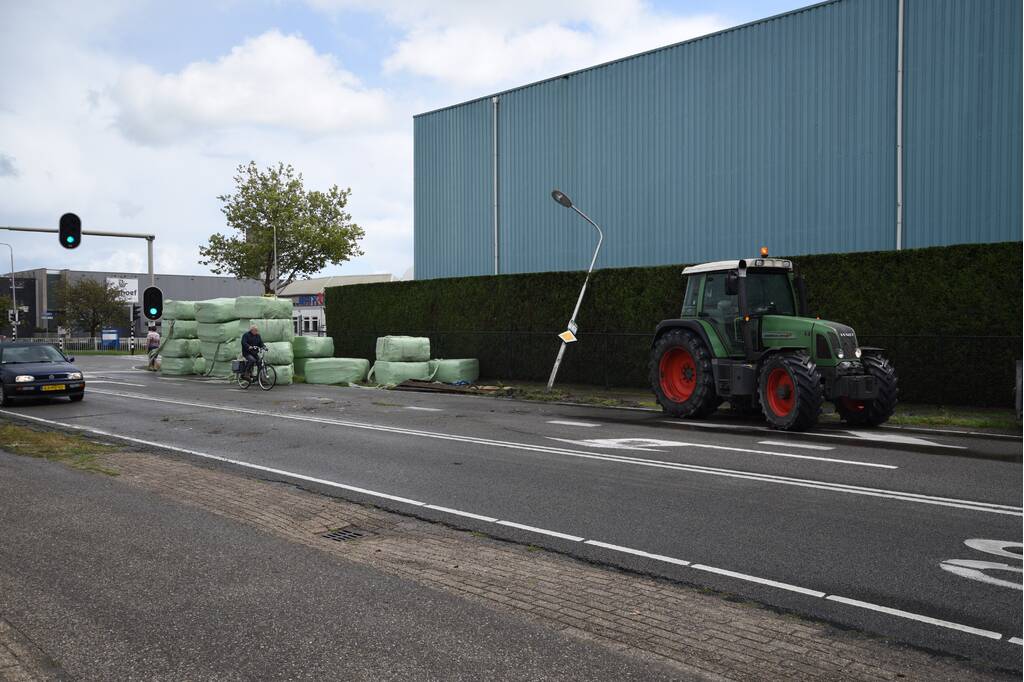 Trekker geschaard over de weg