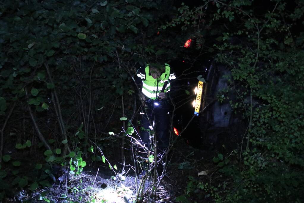 Bestuurder rijdt auto de struiken in gaat er vandoor