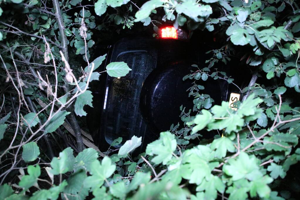Bestuurder rijdt auto de struiken in gaat er vandoor