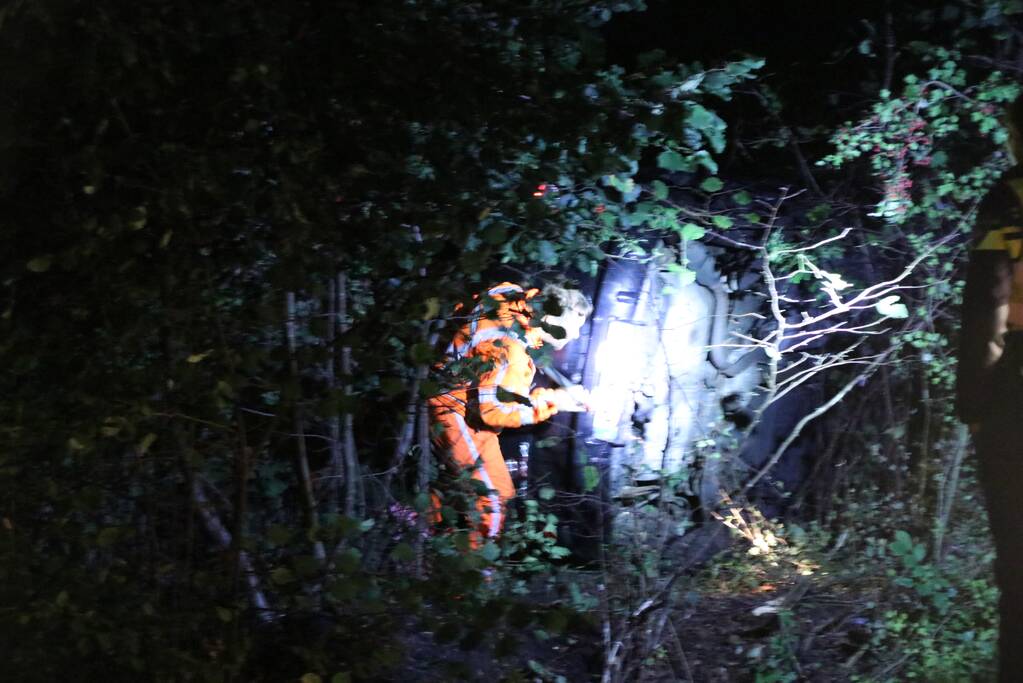 Bestuurder rijdt auto de struiken in gaat er vandoor