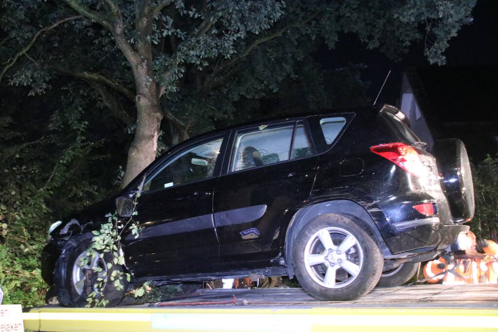 Bestuurder rijdt auto de struiken in gaat er vandoor