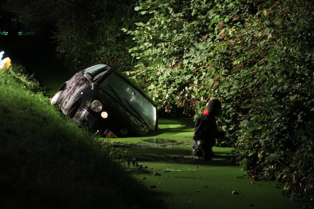 Duikers zoeken naar bestuurder die thuis blijkt te zijn