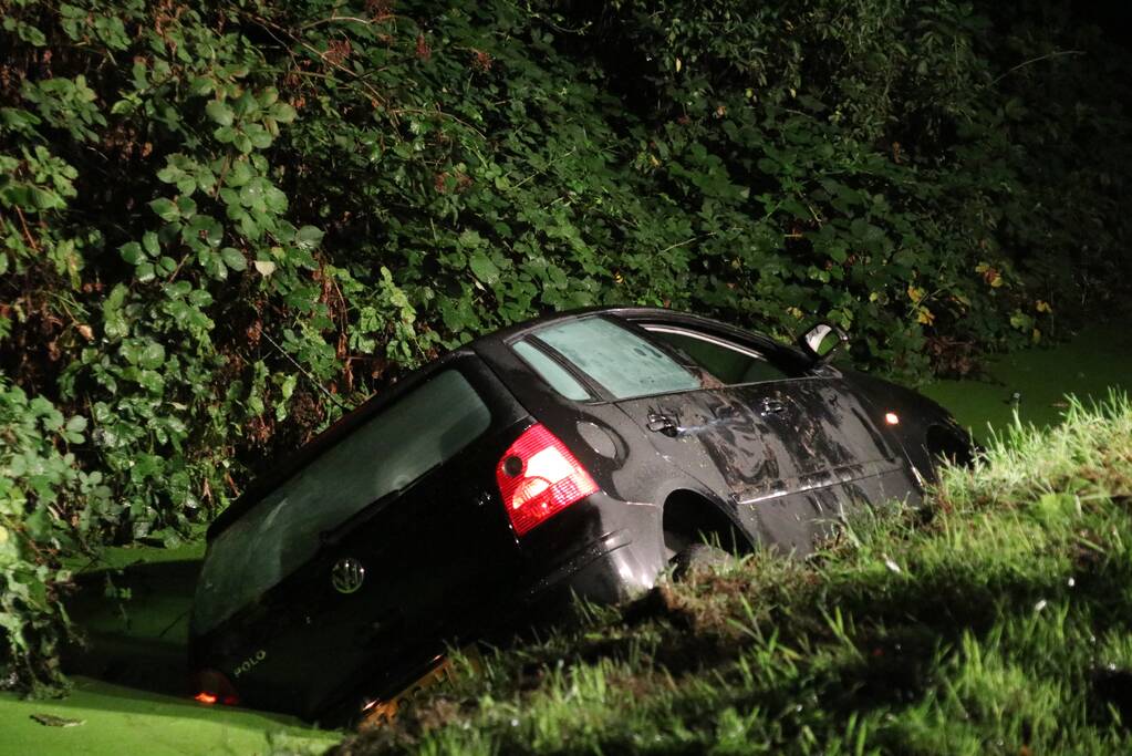 Duikers zoeken naar bestuurder die thuis blijkt te zijn