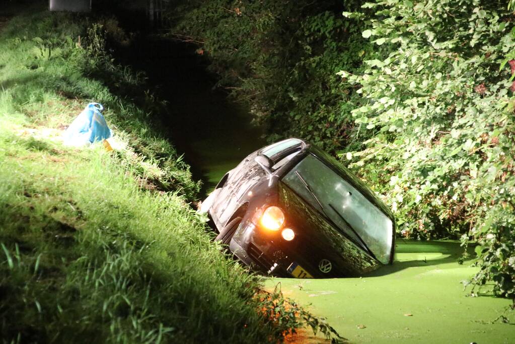 Duikers zoeken naar bestuurder die thuis blijkt te zijn