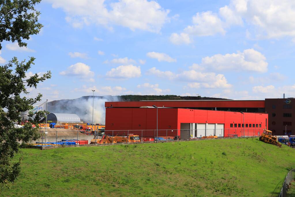 Veel rook bij brand op vuilstortplaats