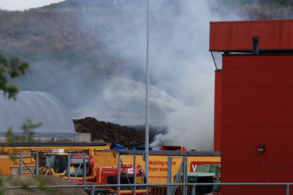 Veel rook bij brand op vuilstortplaats