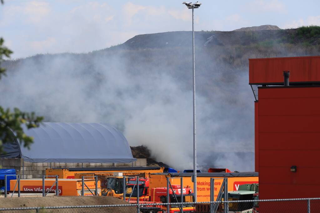 Veel rook bij brand op vuilstortplaats