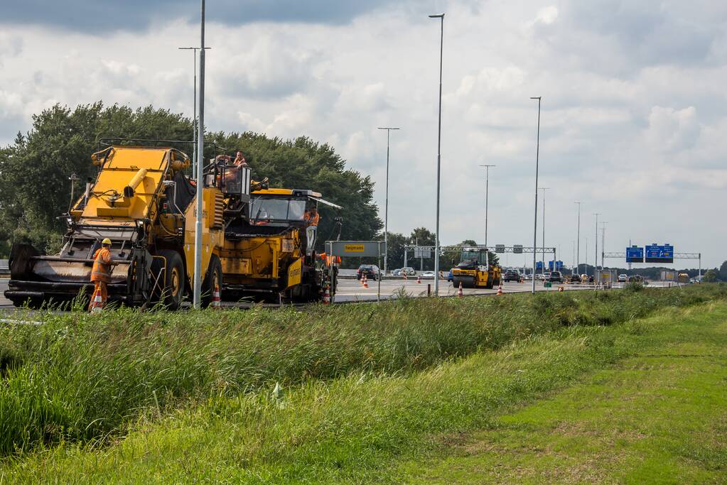 Tweelaags stiller asfalt op 4-baans snelweg gelegd