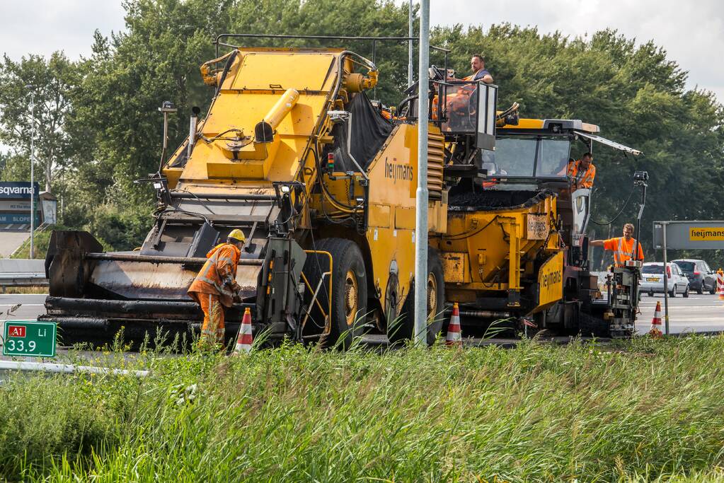 Tweelaags stiller asfalt op 4-baans snelweg gelegd