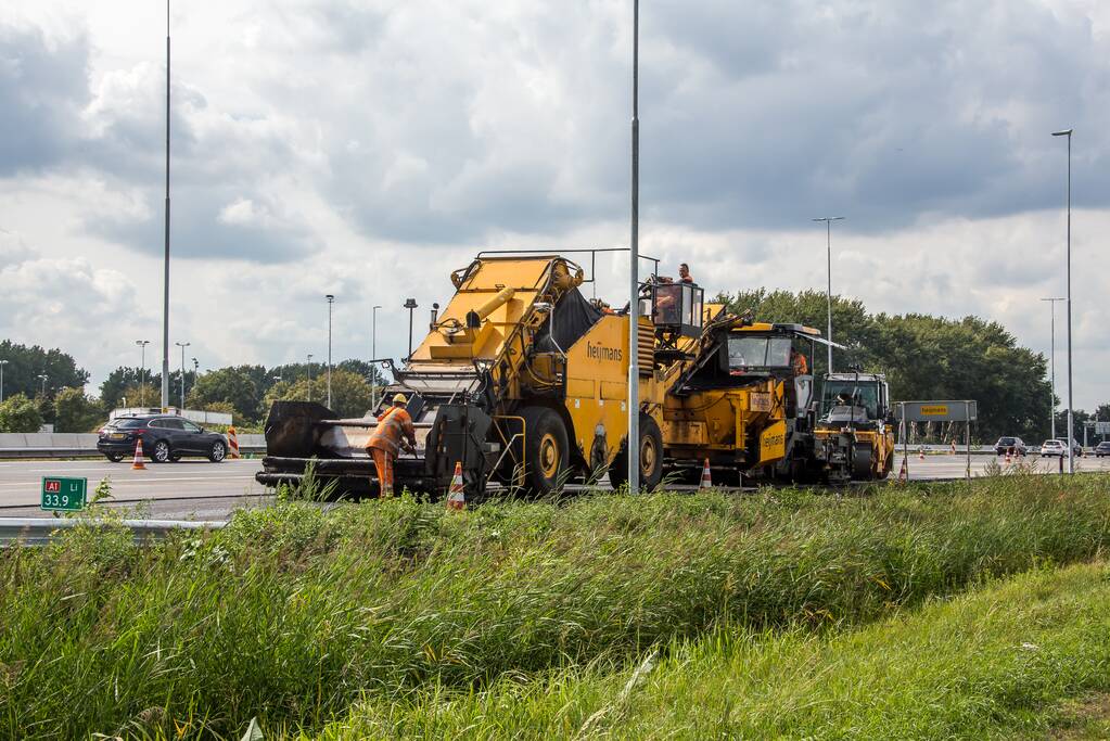 Tweelaags stiller asfalt op 4-baans snelweg gelegd