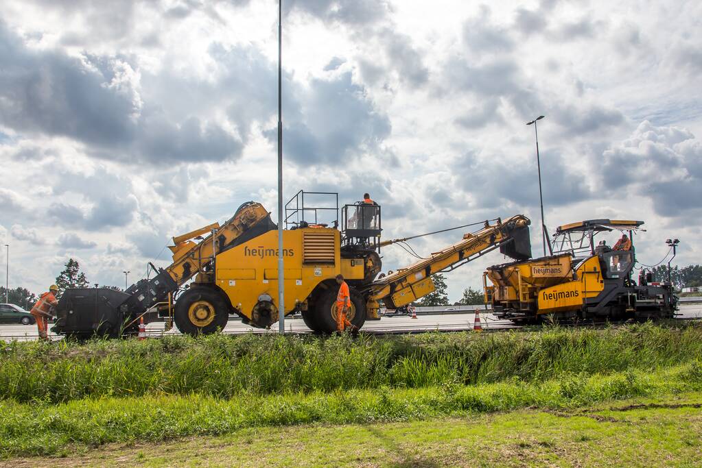 Tweelaags stiller asfalt op 4-baans snelweg gelegd