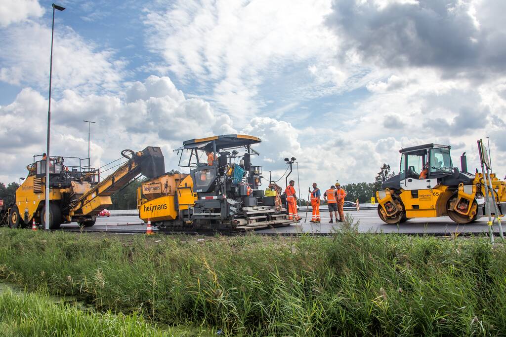 Tweelaags stiller asfalt op 4-baans snelweg gelegd