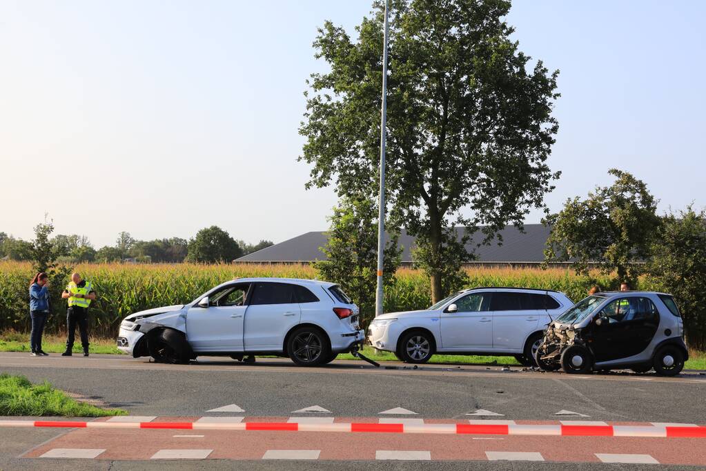 Twee gewonden na ongeval met drie auto's