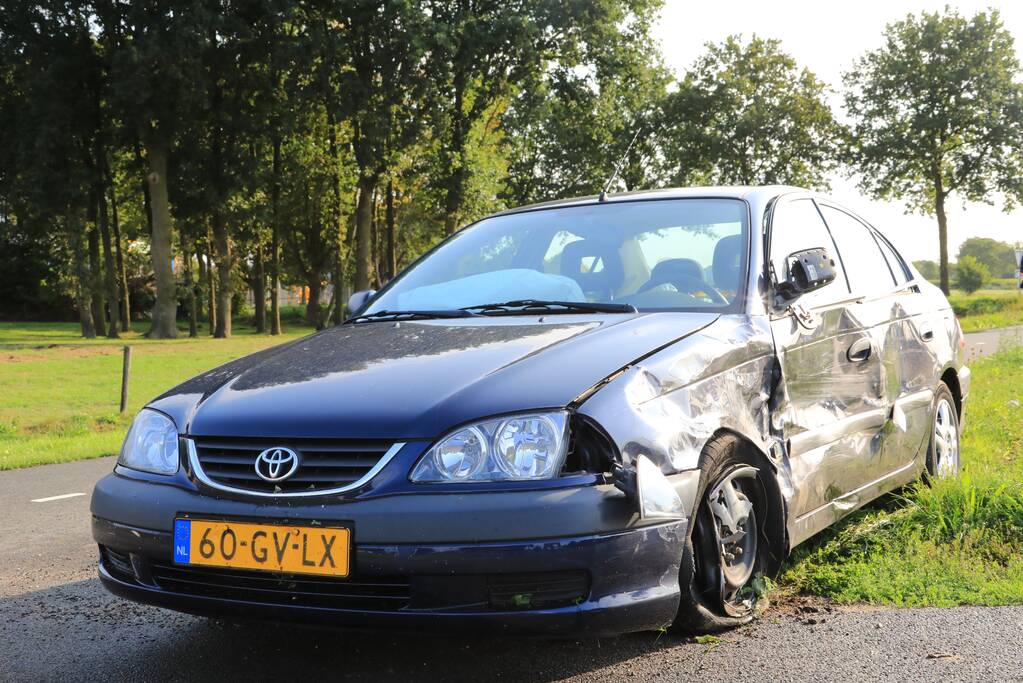 Twee gewonden na ongeval met drie auto's