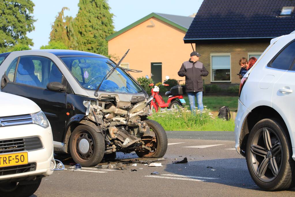 Twee gewonden na ongeval met drie auto's