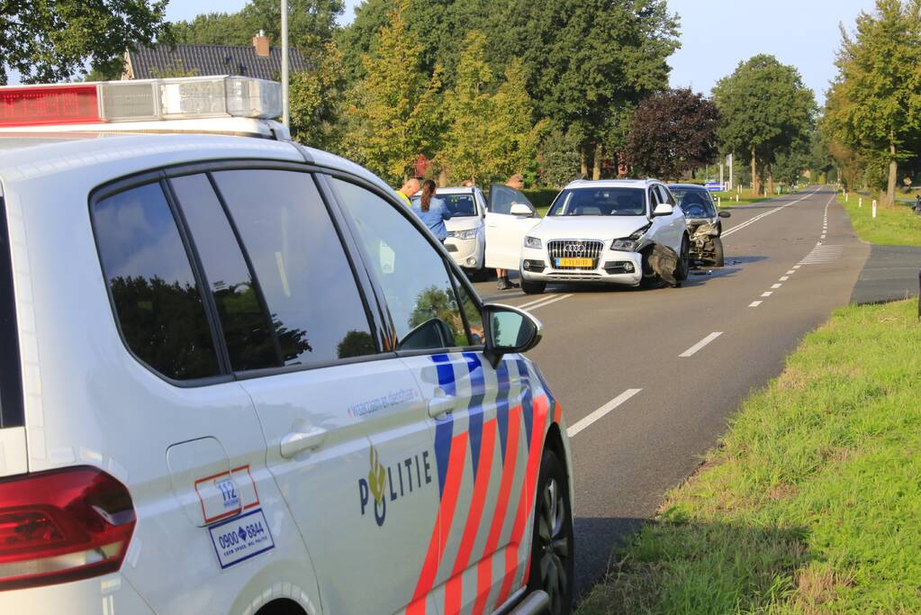Twee gewonden na ongeval met drie auto's