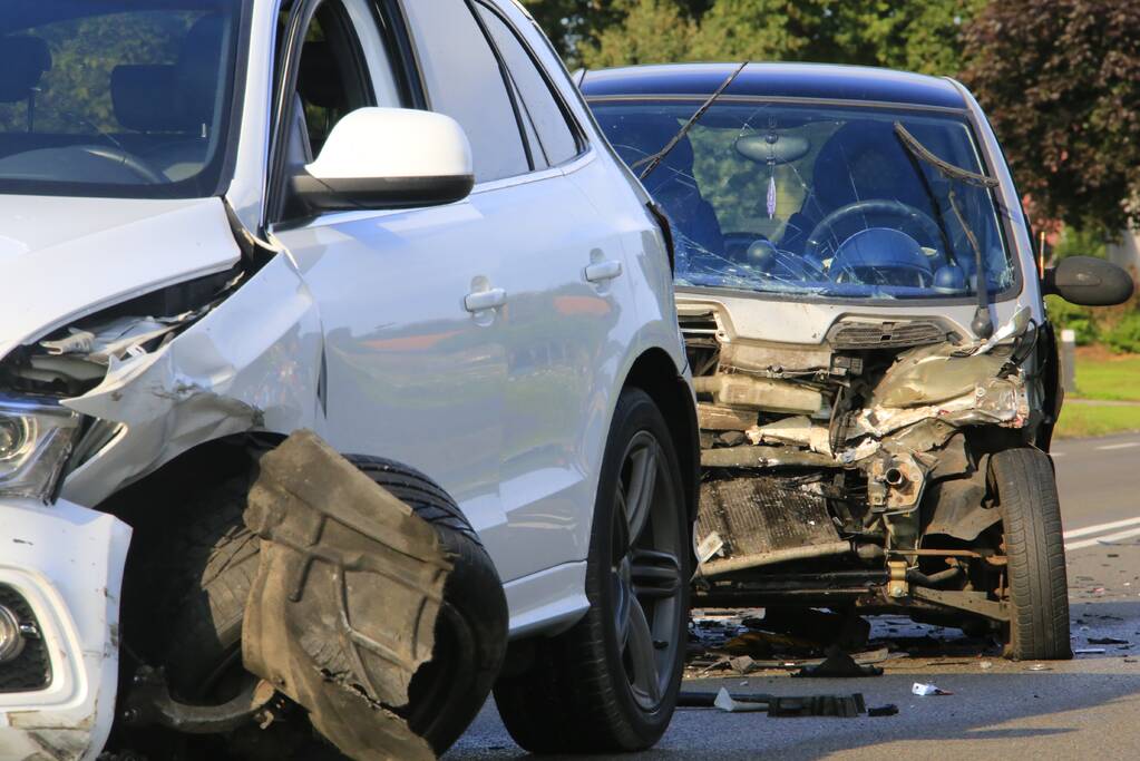 Twee gewonden na ongeval met drie auto's