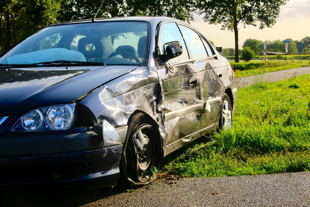 Twee gewonden na ongeval met drie auto's