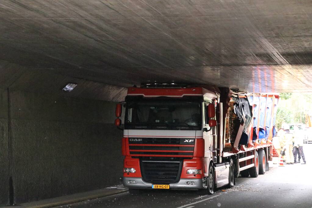 Vrachtwagen vol kippen vastgereden onder viaduct A30