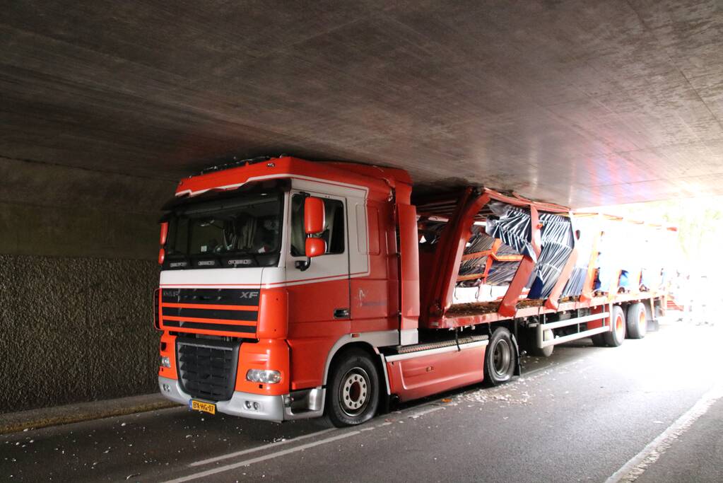Vrachtwagen vol kippen vastgereden onder viaduct A30