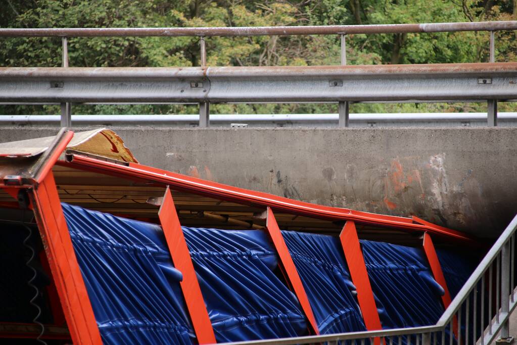 Vrachtwagen vol kippen vastgereden onder viaduct A30