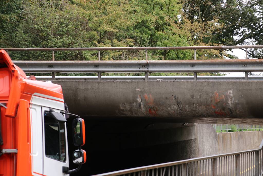 Vrachtwagen vol kippen vastgereden onder viaduct A30