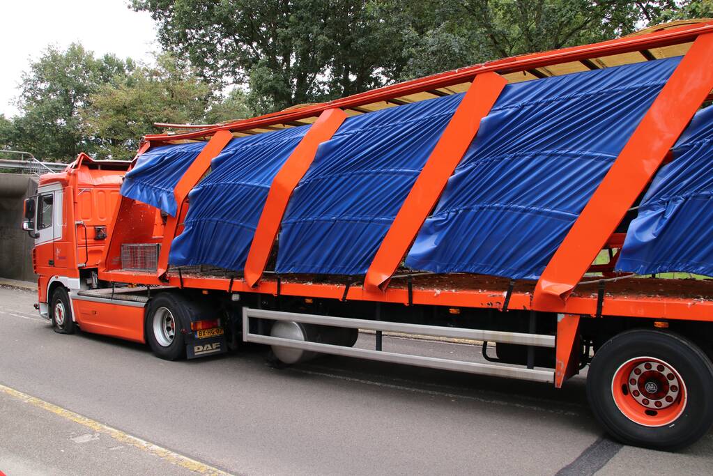 Vrachtwagen vol kippen vastgereden onder viaduct A30