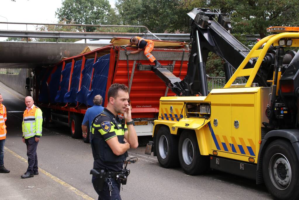 Vrachtwagen vol kippen vastgereden onder viaduct A30
