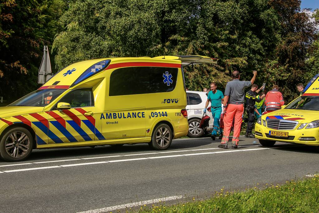 Motoragent zwaargewond na inhaalactie