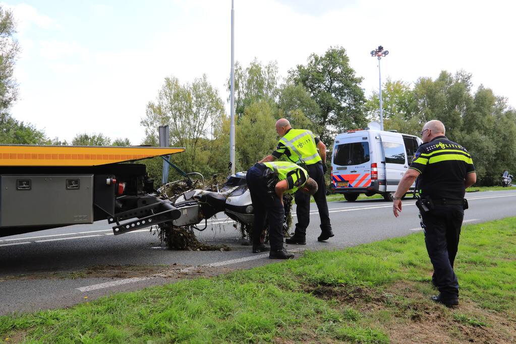 Motoragent zwaargewond na inhaalactie