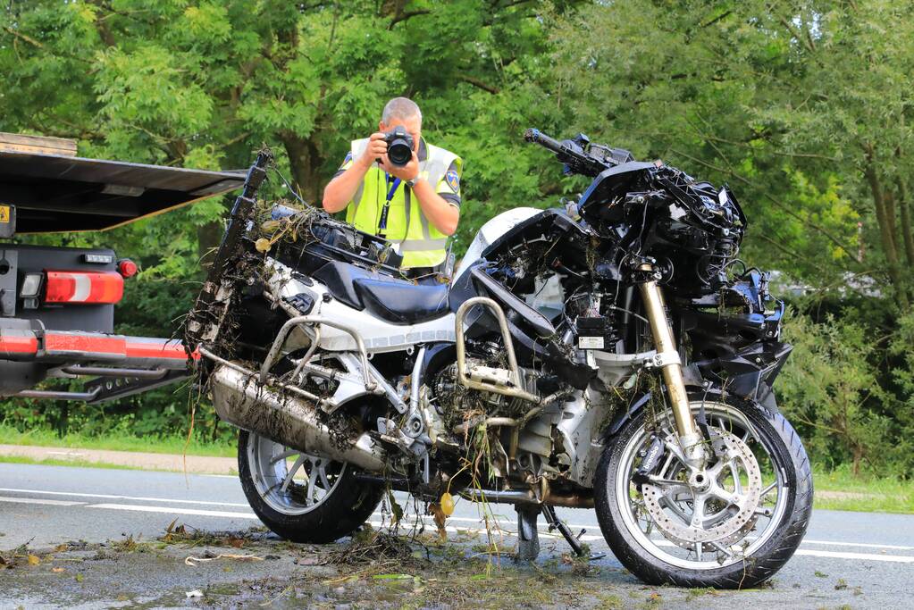 Motoragent zwaargewond na inhaalactie