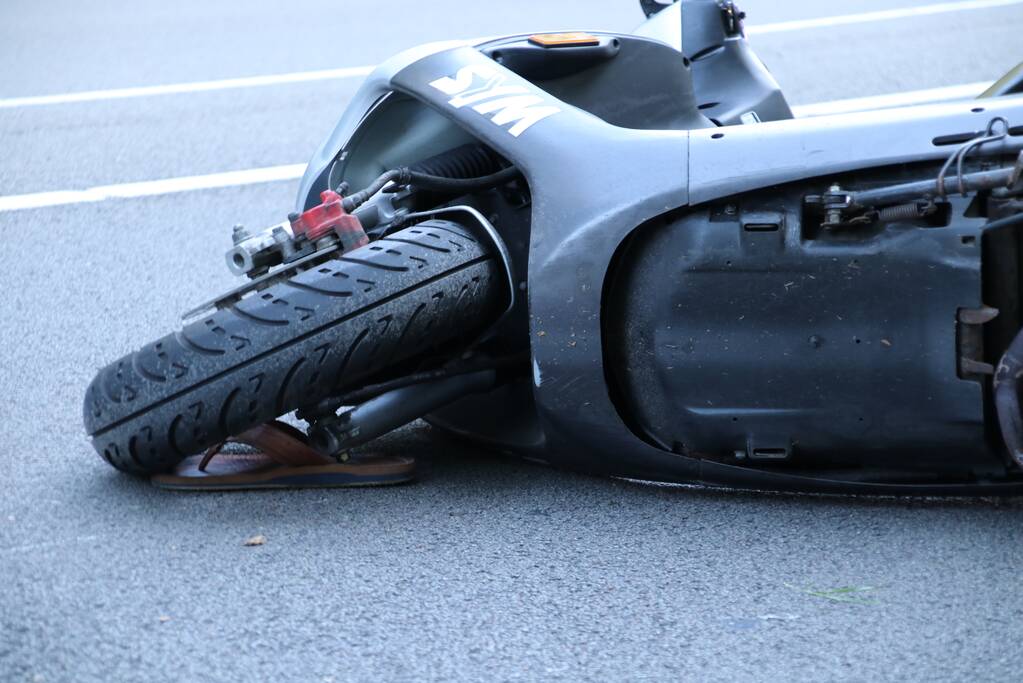 Brommerrijder gewond bij eenzijdig ongeval
