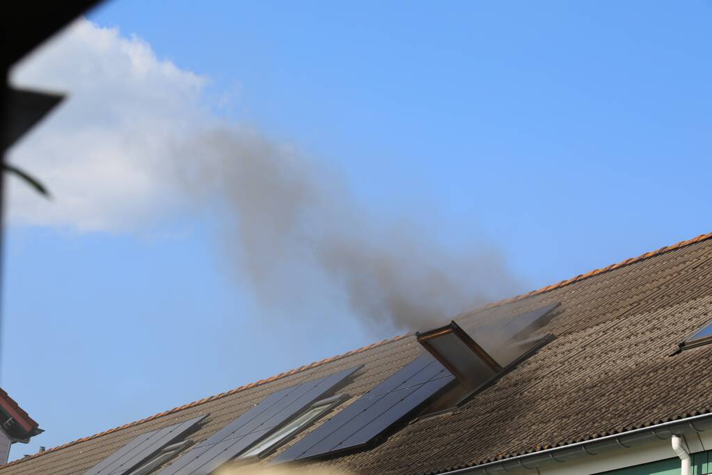 Veel rook bij zolderbrand