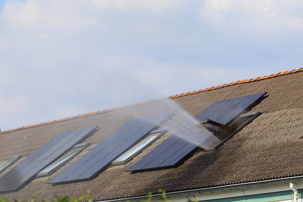 Veel rook bij zolderbrand