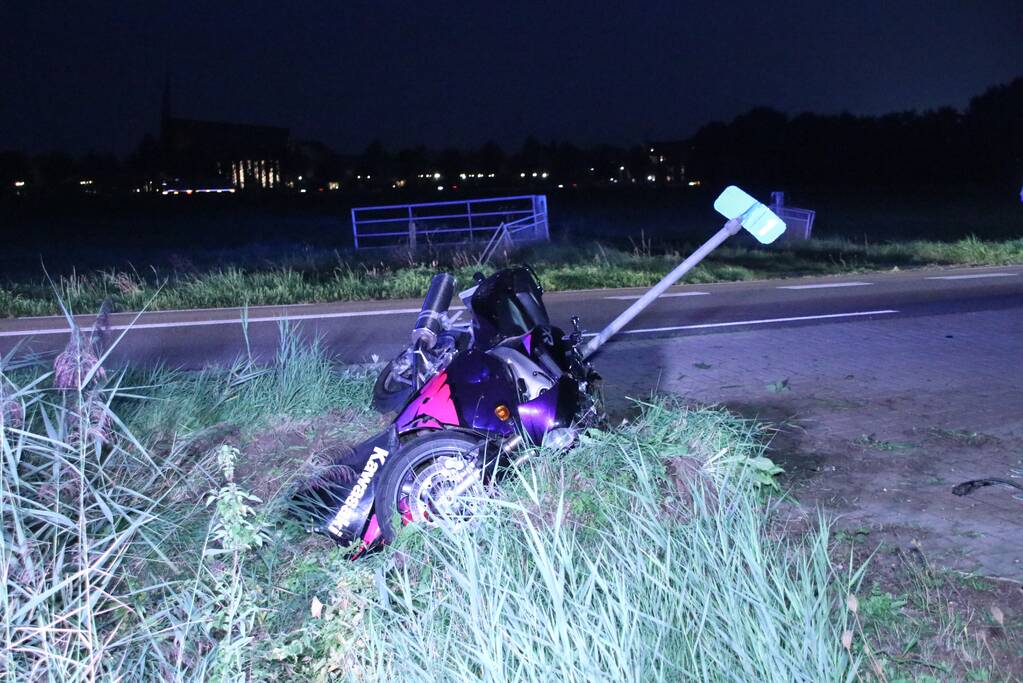 Motorrijder vliegt uit de bocht en raakt zwaargewond