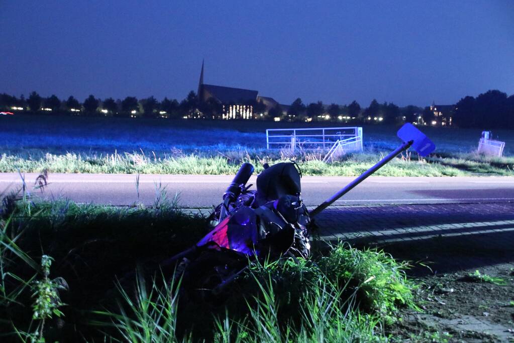 Motorrijder vliegt uit de bocht en raakt zwaargewond