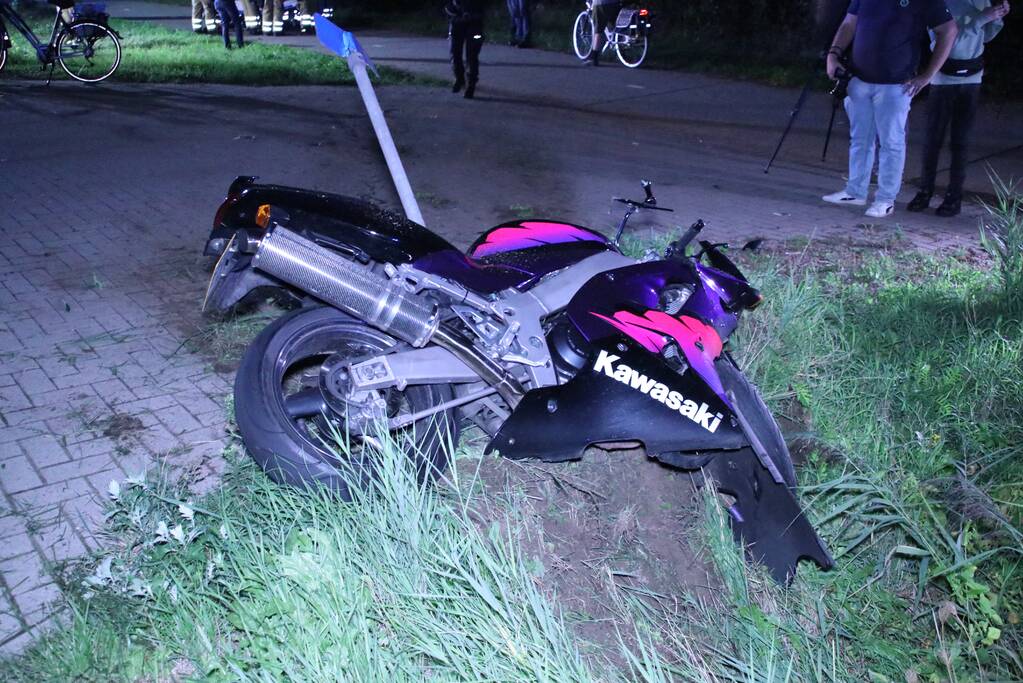 Motorrijder vliegt uit de bocht en raakt zwaargewond