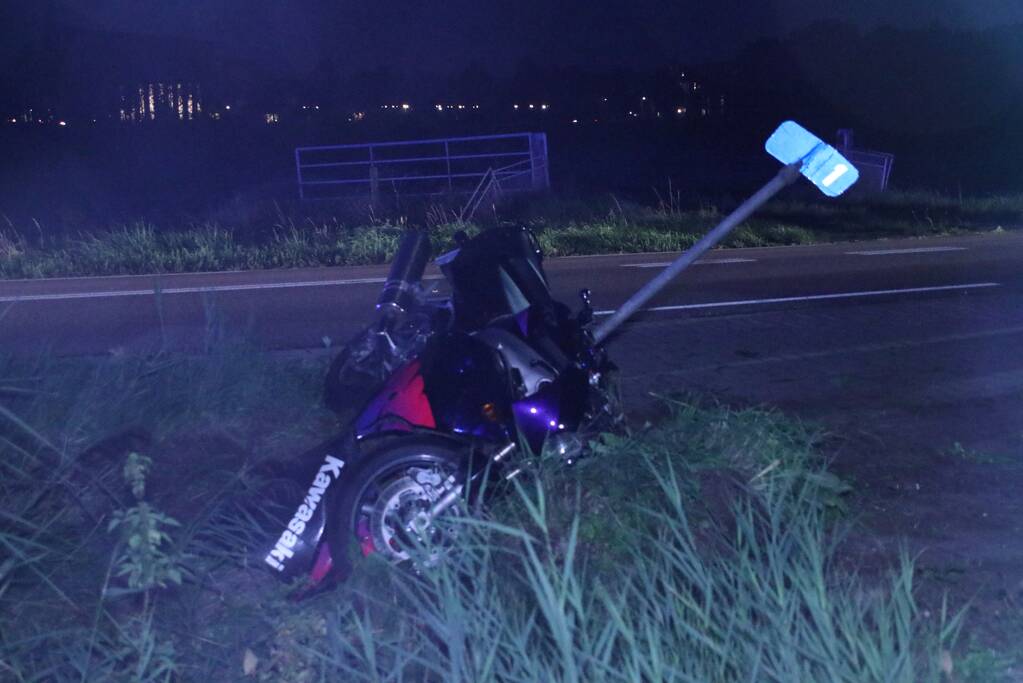 Motorrijder vliegt uit de bocht en raakt zwaargewond