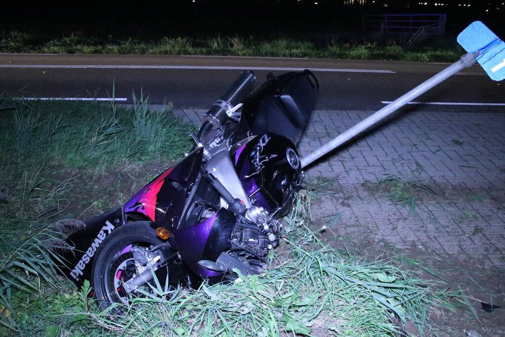 Motorrijder vliegt uit de bocht en raakt zwaargewond
