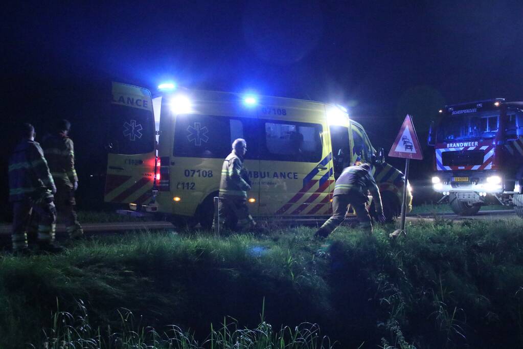 Motorrijder vliegt uit de bocht en raakt zwaargewond