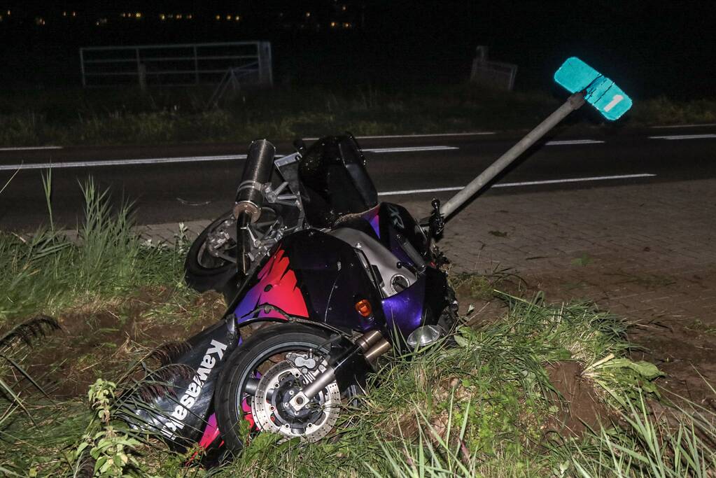 Motorrijder vliegt uit de bocht en raakt zwaargewond