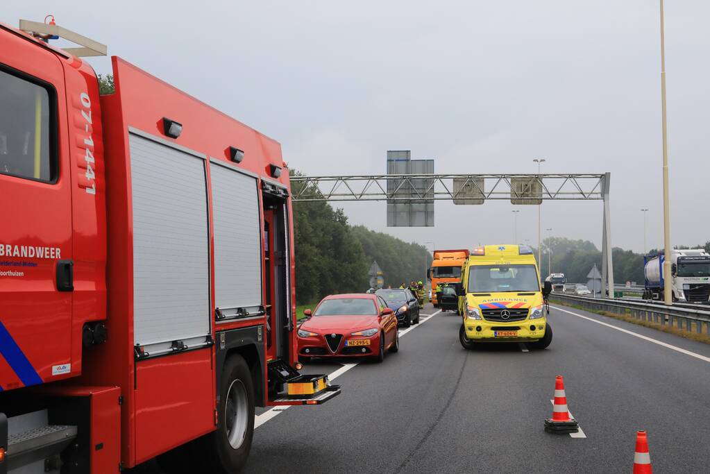Snelweg dicht na ongeval met meerdere voertuigen