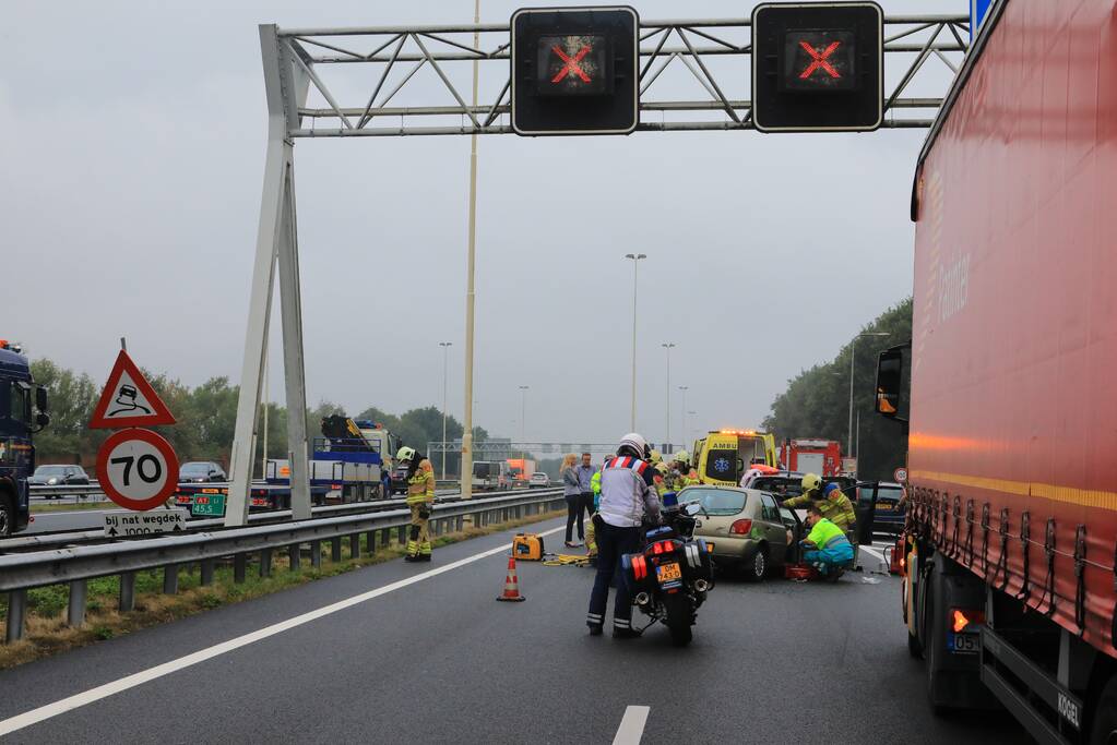 Snelweg dicht na ongeval met meerdere voertuigen